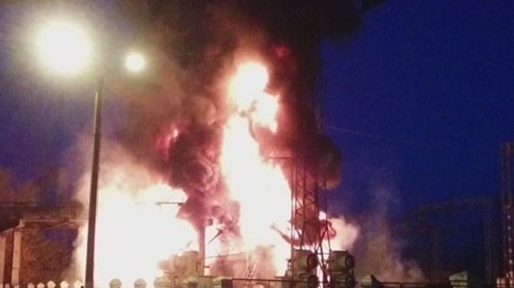 При пожаре на электростанции в Счастье ранены 6 сотрудников и военный (фото)