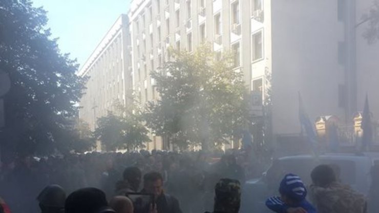 Под администрацией Порошенко драка Автомайдана и милиции: горят шины (фото)