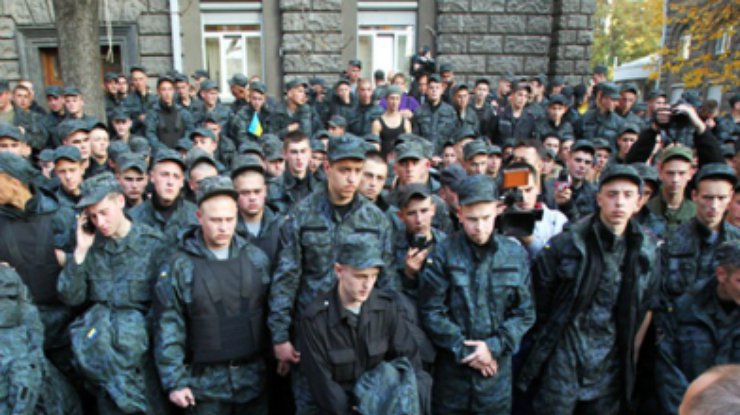 Бунтующие солдаты Нацгвардии разошлись из-под администрации Порошенко (видео)