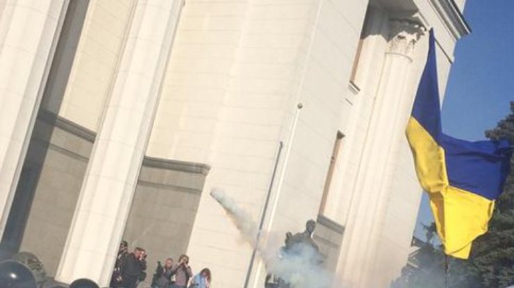 Драка возле Рады: стреляют по окнам, горят дымовые шашки (онлайн, фото, видео)