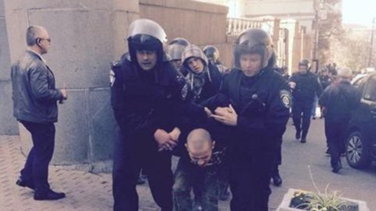 За драку под Радой в Киеве задержаны 50 человек (обновлено)