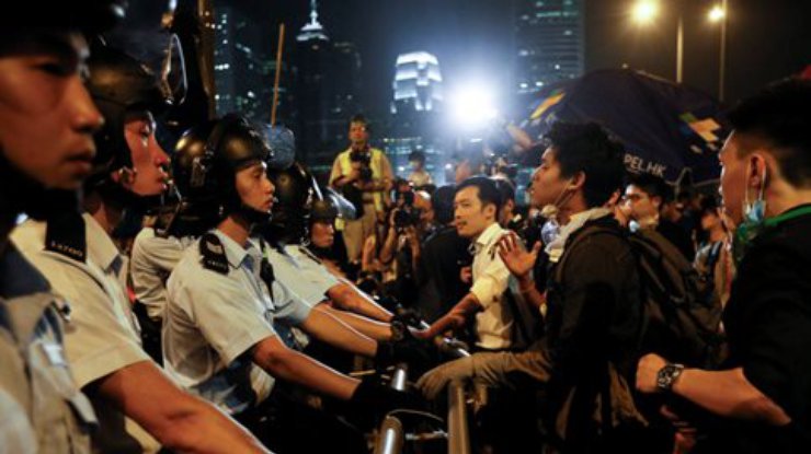 В Гонконге проходят новые столкновения демонстрантов с полицией (фото, видео)