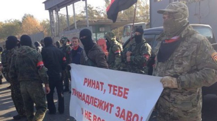 "Правый сектор" грузовиками с землей заблокировал "Запорожсталь" Ахметова (фото)