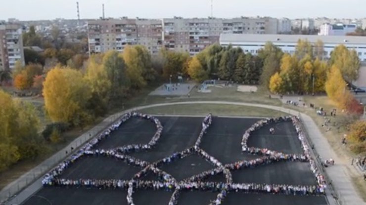 В Виннице студенты создали самый большой живой Герб Украины (видео)