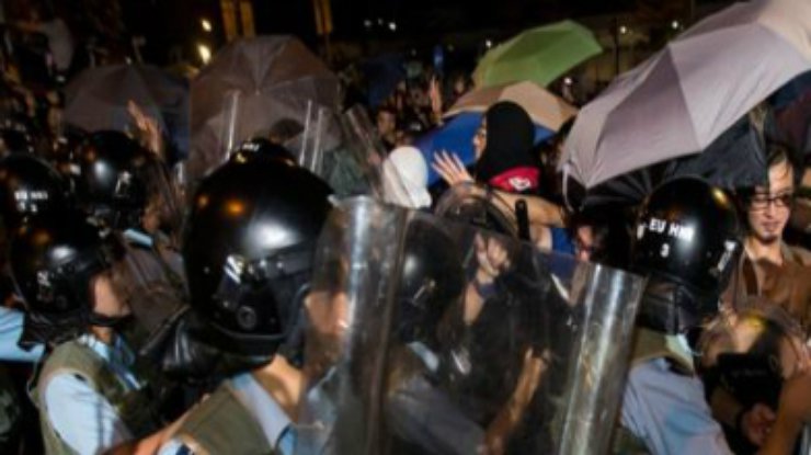 В Гонконге полиция применила перечный газ против демонстрантов