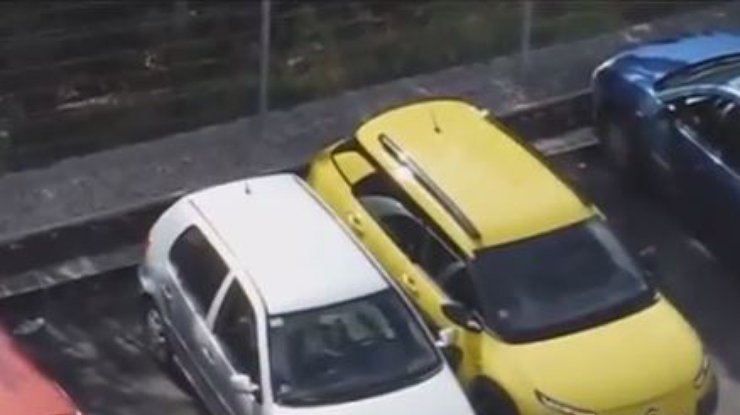 Блондинка из Праги припарковалась только с 6 раза и застряла в авто (видео)
