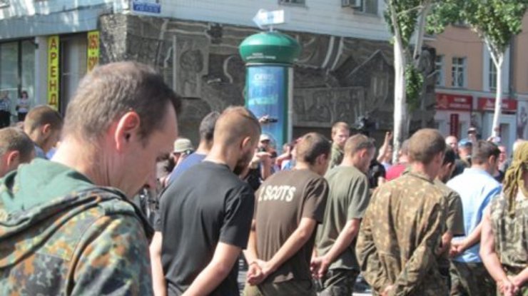 Террористы отпустили депутата Донецкого облсовета, но в плену еще 450 человек