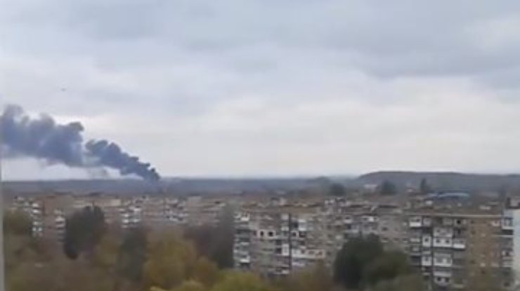 Над Донецком стоит черный столб дыма: обстреливают частный сектор (видео, фото)