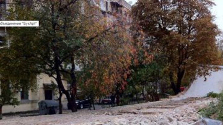 В Софии Киевской обвалилось 50 метров стены - виновных хотят люстрировать (фото)