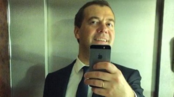 Медведев засветился с новым iPhone 6, несмотря на запрет в России (фото)