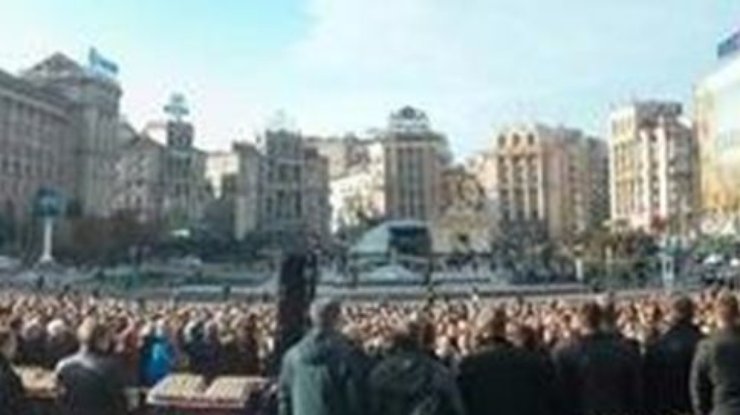 На Майдане Незалежности около тысячи человек молятся за Украину (фото)