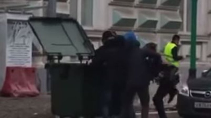 В Москве выбросили в урну двойника Макаревича (видео)