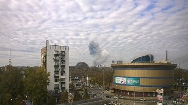 От взрыва в Донецке вспыхнули склады химзавода: над городом гриб, эвакуируют детей (фото, видео)