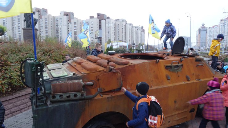 В Киеве батальон "Азов" похвастался разбитой техникой террористов (фото)
