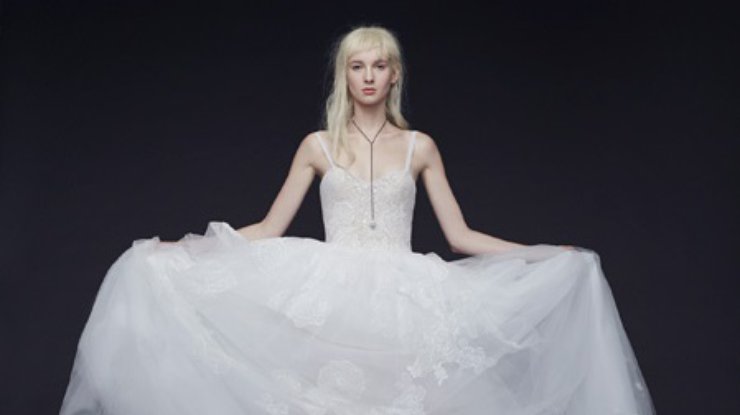 Вера Вонг предложила невестам обувать резиновые сапоги под платье (фото)