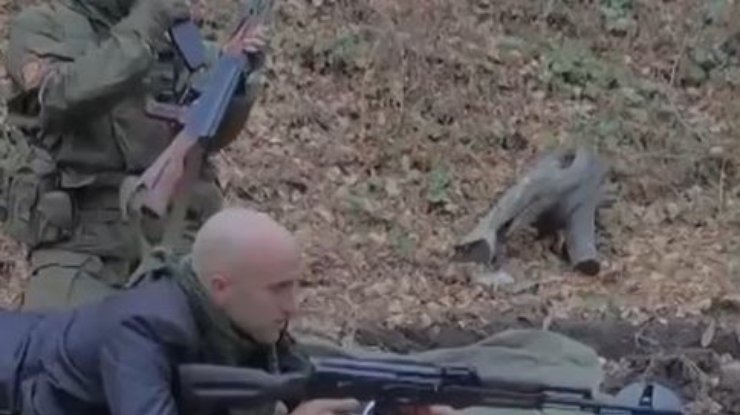 Журналист Грэм Филлипс стреляет из автомата с криками "Укроп" (видео)
