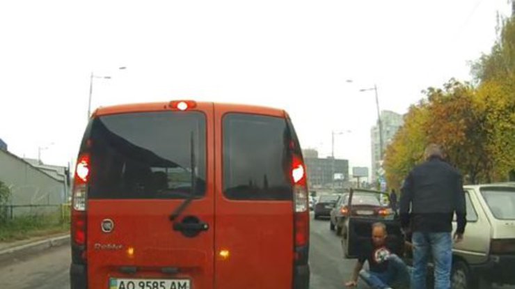 В Киеве два водителя устроили драку посреди дороги (видео)