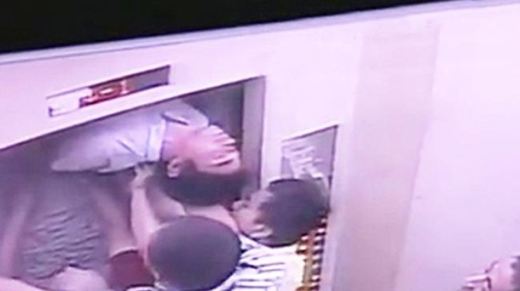 Китайца чуть не разрубил пополам поломанный лифт (видео)