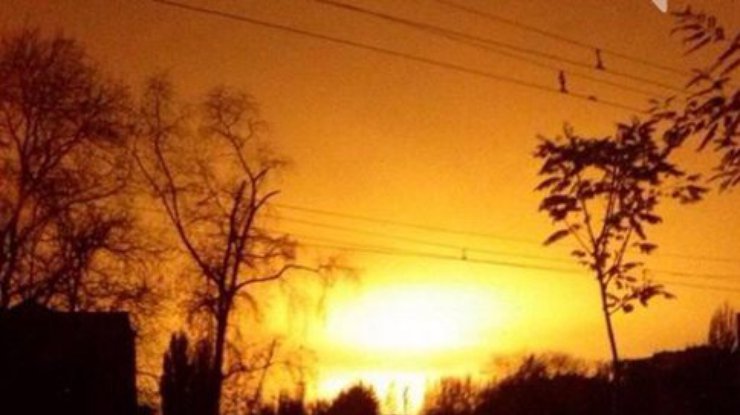 В Донецке над химзаводом нависло яркое зарево (фото)