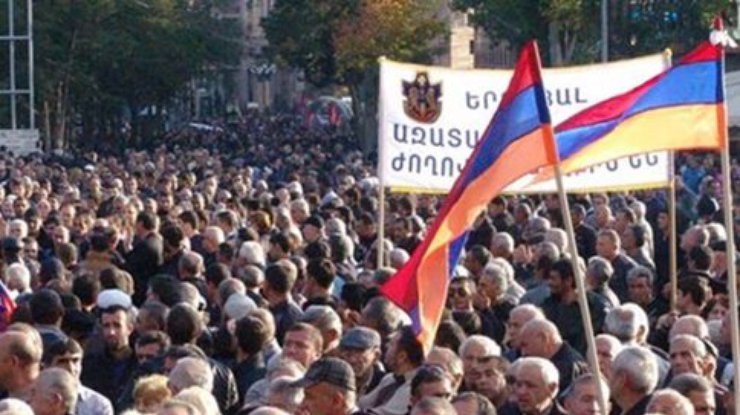 В Ереване на митинге 20 тыс человек требовали смены госвласти
