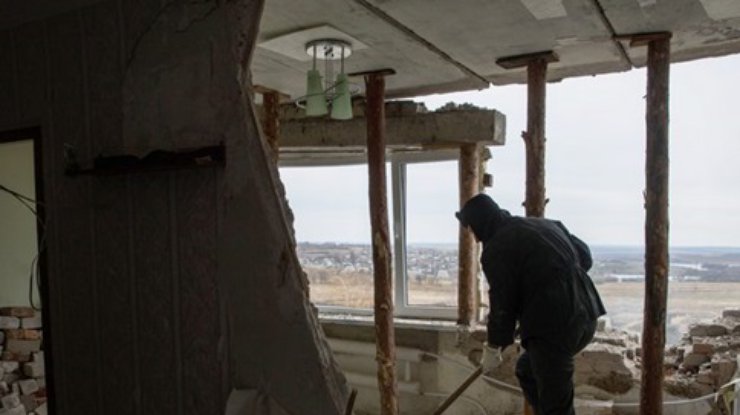Пленные бойцы "Донбасса" восстанавливают разрушенный Иловайск (фото)
