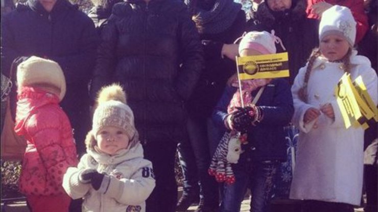 В Донецке террористы агитируют за свои псевдовыборы под песни и пляски (фото, видео)