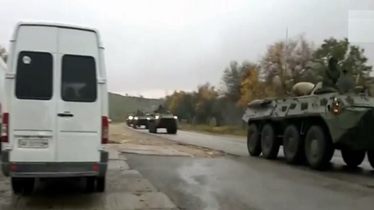 Из оккупированного Крыма в Украину движется колонна БТРов России (видео)