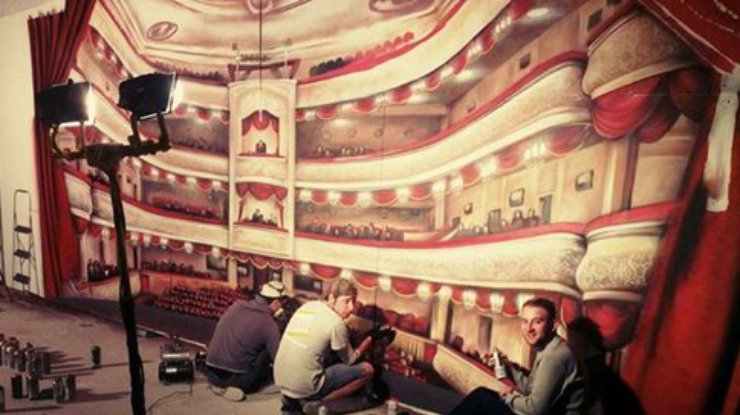 В метро Киева рисуют масштабное 3D граффити театра