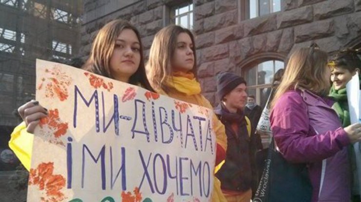 Активисты под КГГА требуют восстановить кинотеатр "Жовтень" (фото)