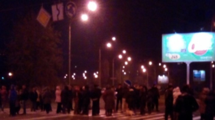 В Киеве жители Оболони перекрыли дорогу, требуя включить отопление (фото)