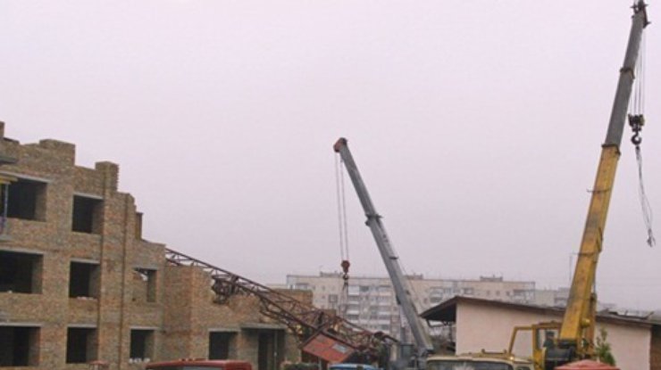 В Тернополе башенный кран рухнул с высоты 10 метров: травмирована машинистка (фото)