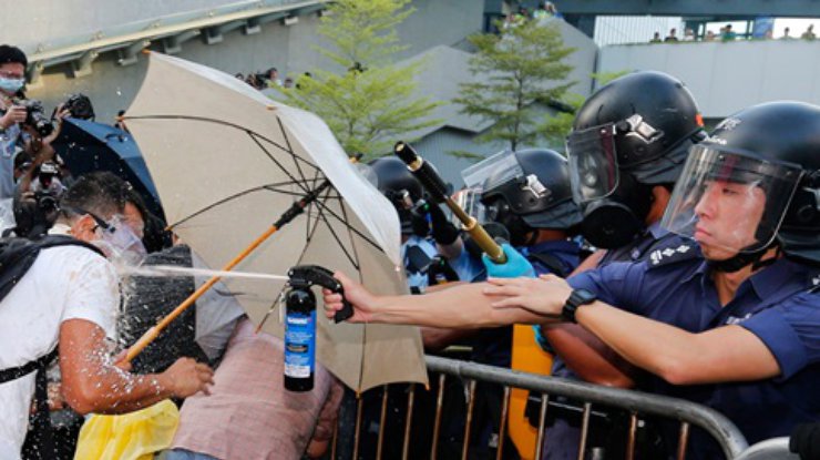 На "майдане" Гонконга начались новые столкновения