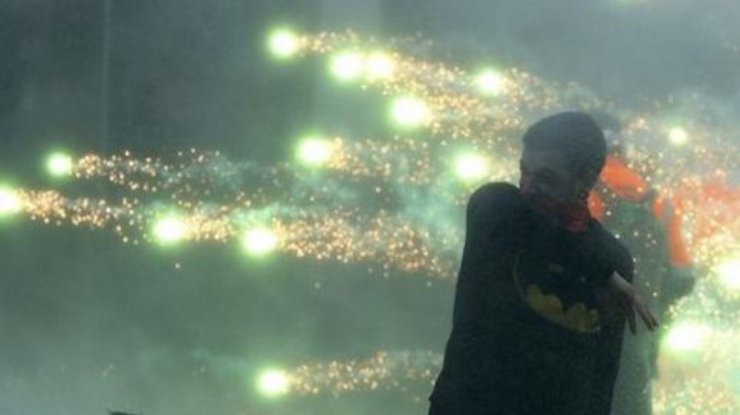 Протесты в Брюсселе: участники жгут фаеры, полиция бьет водометами (фото)
