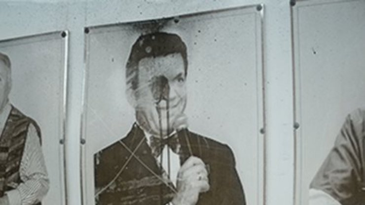 В Славянске уничтожили портрет Кобзона на доске почета (фото)