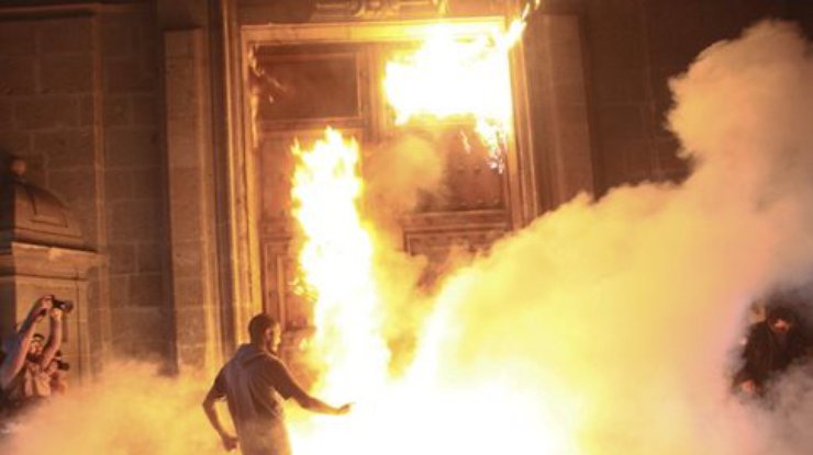 В Мексике протестующие атаковали здание правительства (фото)