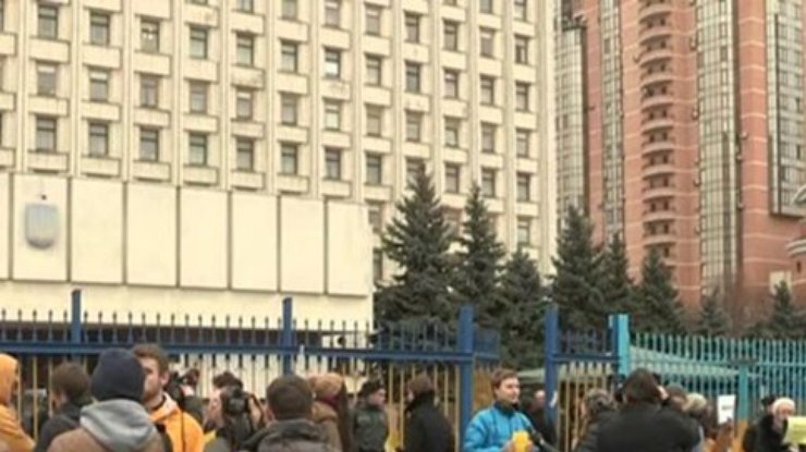 Под стенами Киевского облсовета требуют восстановить "Жовтень"