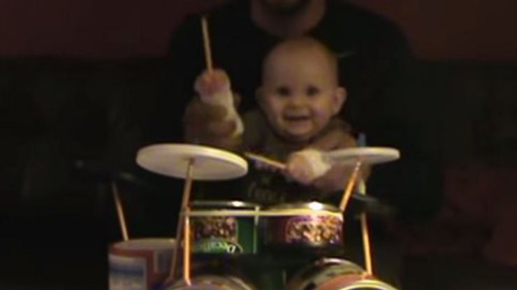 8-месячный мальчик сыграл хэви металл на барабанах (видео)