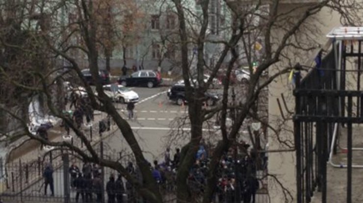 У администрации Порошенко мужчины в масках пилили забор (видео)
