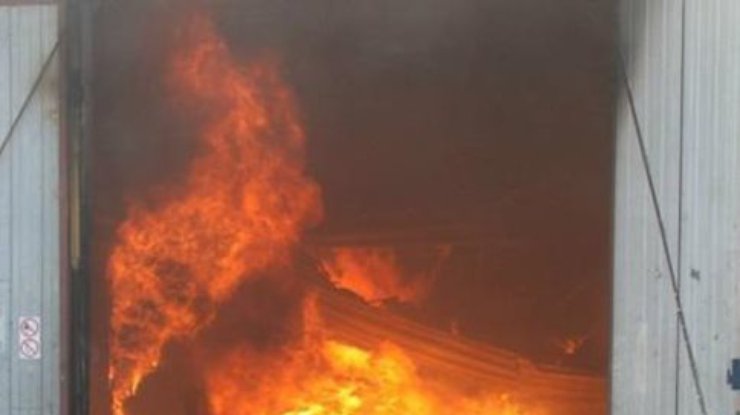 В Киеве люди в масках подожгли стройплощадку