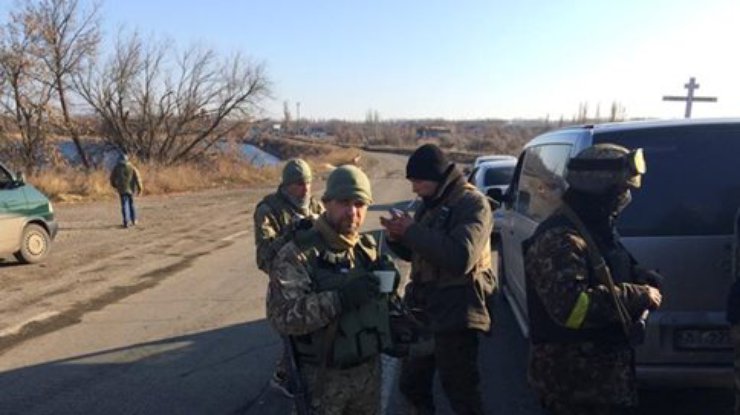 Аэропорт Донецка заблокировали и обстреливают террористы