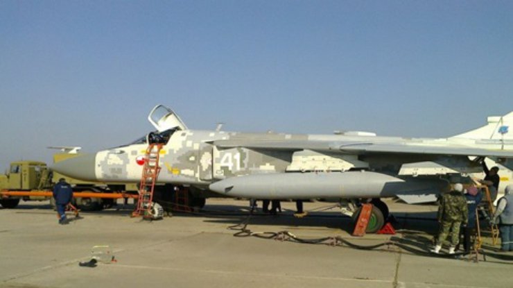 Украина получила обновленный фронтовой бомбардировщик Су-24 (фото)