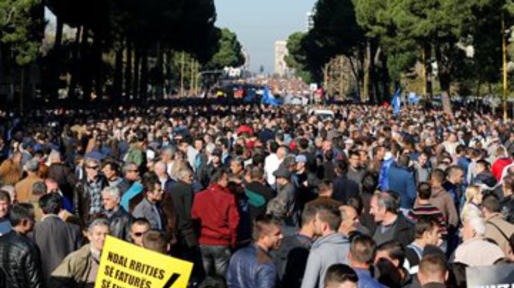 Тысячи албанцев в Тиране протестуют против реформ (фото)