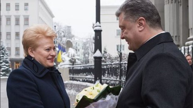 Порошенко сплагиатил у Януковича букет для Литвы (фото)