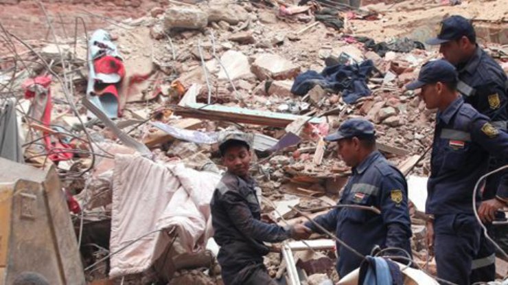 В Каире обрушился жилой дом, 12 человек погибли (фото)