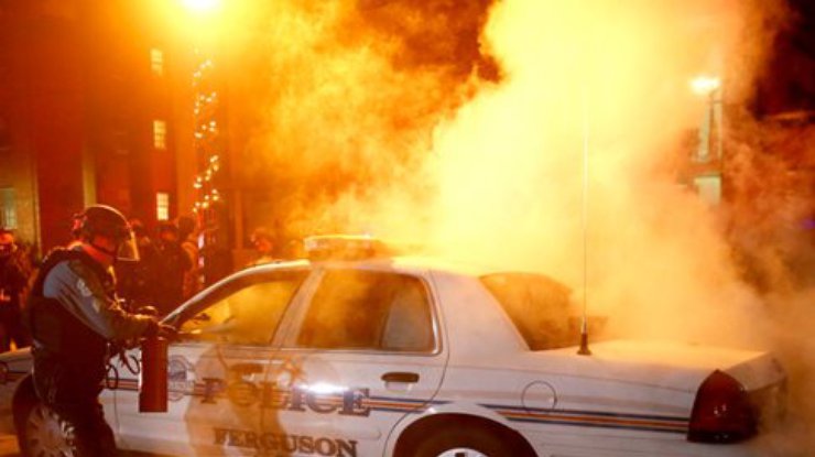 В Фергюсоне протестующие подожгли полицейскую машину (фото)