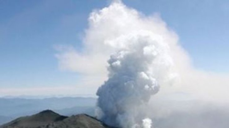 В Японии началось извержение крупнейшего вулкана Асо (фото)