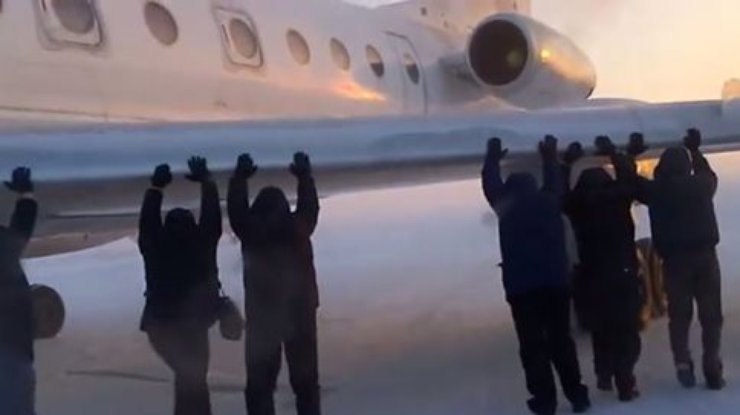 В России пассажиры толкали самолет, чтобы взлететь (видео)