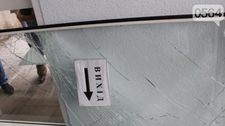 В Кривом Роге протестующие побили окна горсовета (фото)