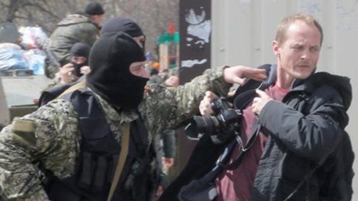 Западных журналистов используют как живой щит на Донбассе