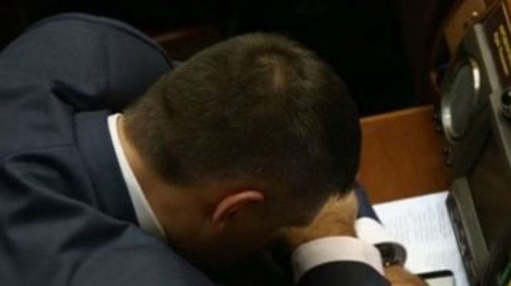 Экс-регионал Мирошниченко уснул на заседании Рады (фото, видео)